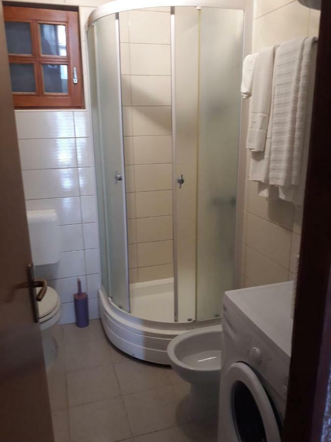 Apartman Grospic 2 เซซาริซา ภายนอก รูปภาพ